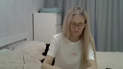 _xsharonx_ online show from February 9, 2025, 2:18 pm