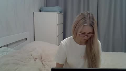 _xsharonx_ online show from February 9, 2025, 5:22 pm