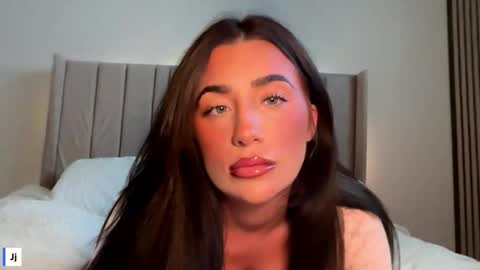 Snapshot of aaliyahhlove chatting on February 17, 2026, 11:11 pm Aaliyah online show from February 17, 2026, 11:11 pm