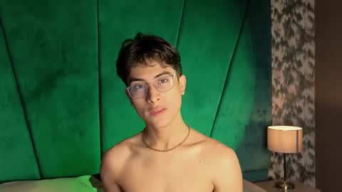 Snapshot of aaron_eze chatting on October 14, 2025, 9:59 pm Aaron Ezequiel online show from October 14, 2025, 9:59 pm