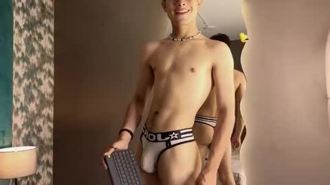 Snapshot of aaron_eze chatting on October 18, 2025, 10:10 pm Aaron Ezequiel online show from October 18, 2025, 10:10 pm