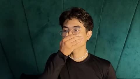 Snapshot of aaron_eze chatting on October 31, 2025, 10:00 pm Aaron Ezequiel online show from October 31, 2025, 10:00 pm