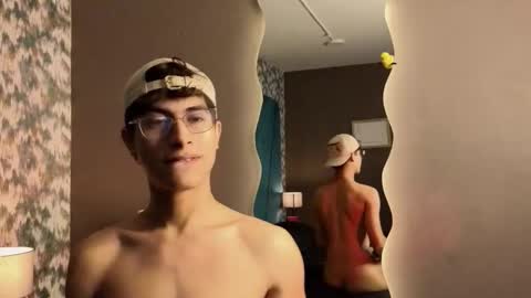 Snapshot of aaron_eze chatting on November 6, 2025, 12:11 am Aaron Ezequiel online show from November 6, 2025, 12:11 am