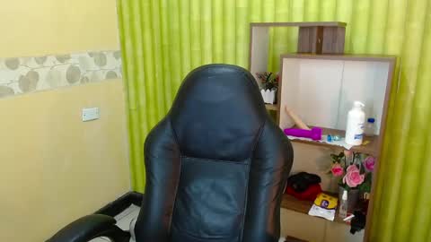 Snapshot of aaronbakers chatting on December 19, 2024, 8:02 am im NiallDun online show from December 19, 2024, 8:02 am