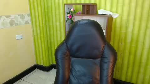 Snapshot of aaronbakers chatting on December 31, 2024, 6:59 am im NiallDun online show from December 31, 2024, 6:59 am