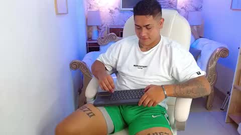 Snapshot of aaronn_12 chatting on December 2, 2025, 11:26 am Aaron online show from December 2, 2025, 11:26 am