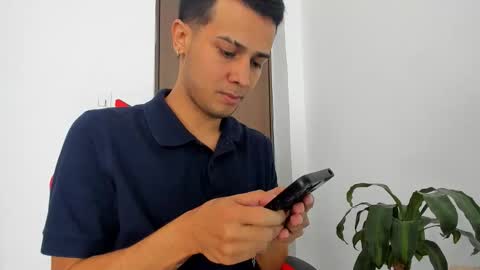 Independence model AbelAsburgo online show from April 6, 2026, 5:47 pm