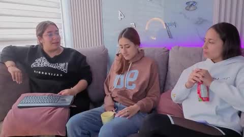 abella_as_ online show from January 15, 2026, 1:37 pm