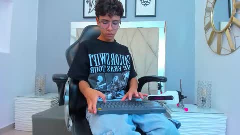 Snapshot of adams_bobby chatting on November 10, 2025, 12:04 pm Adams Bobby online show from November 10, 2025, 12:04 pm