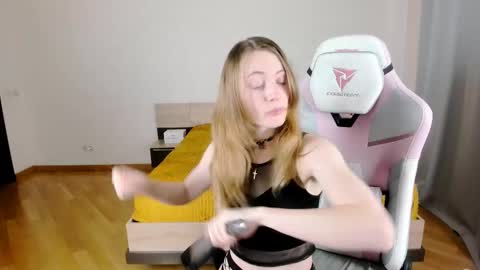 Snapshot of adelina_cowell chatting on September 21, 2025, 11:34 am Adelina online show from September 21, 2025, 11:34 am