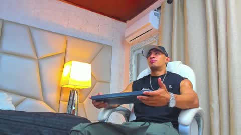 Snapshot of adrian_rae chatting on February 27, 2025, 11:31 am online show from February 27, 2025, 11:31 am