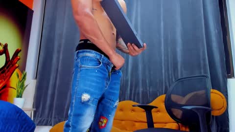 Snapshot of adrian_rae chatting on November 26, 2025, 7:15 pm online show from November 26, 2025, 7:15 pm