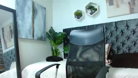 Snapshot of adrian_rae chatting on February 25, 2026, 6:06 pm online show from February 25, 2026, 6:06 pm