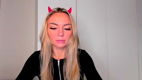 Snapshot of adriana_coy_ chatting on December 8, 2024, 6:22 am Adriana online show from December 8, 2024, 6:22 am