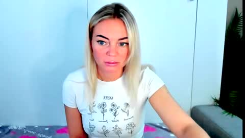 Adriana online show from June 10, 2026, 11:09 am