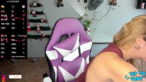 Adriana Paredes  online show from November 21, 2025, 12:15 pm