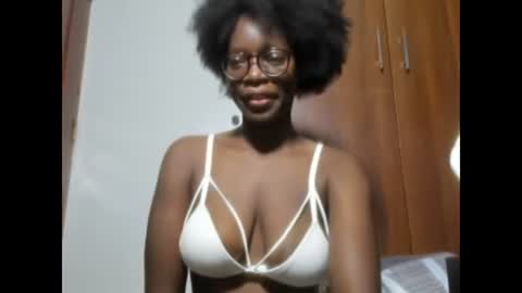 Snapshot of afro_pop chatting on December 2, 2024, 12:19 am Leah online show from December 2, 2024, 12:19 am