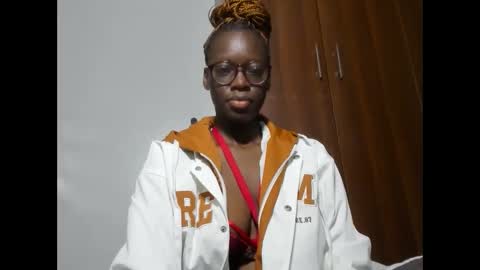 Snapshot of afro_pop chatting on February 18, 2025, 12:48 am Leah online show from February 18, 2025, 12:48 am