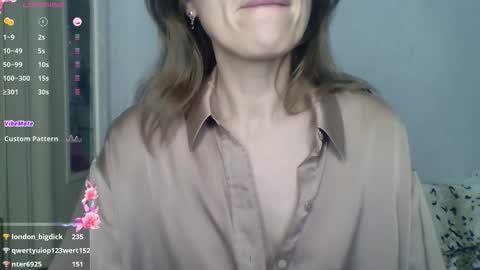 Snapshot of ahtena chatting on November 2, 2025, 7:05 pm Ahtena online show from November 2, 2025, 7:05 pm