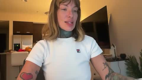 Snapshot of airgeadx chatting on November 4, 2025, 8:52 pm Airgead online show from November 4, 2025, 8:52 pm