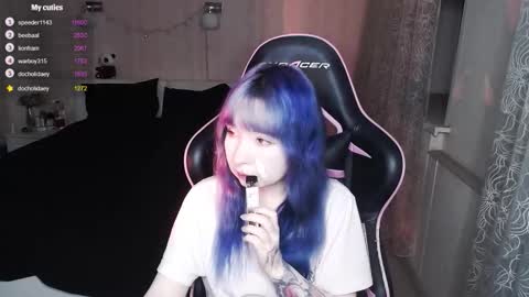 akirahartyx online show from January 18, 2026, 3:27 pm