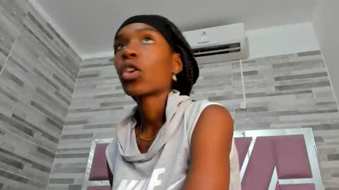 Snapshot of alana_roos chatting on October 19, 2025, 5:46 pm Alana online show from October 19, 2025, 5:46 pm