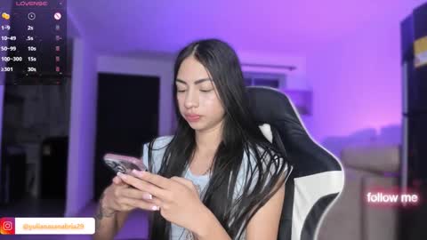 Snapshot of alannah__ chatting on December 4, 2024, 2:20 am online show from December 4, 2024, 2:20 am