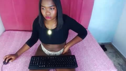 alaurinortizcm101 online show from February 15, 2026, 4:09 am