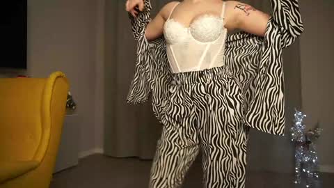 Snapshot of albertaellen chatting on January 14, 2025, 10:23 pm Hi all. My name is Stela and this is my first day here online show from January 14, 2025, 10:23 pm