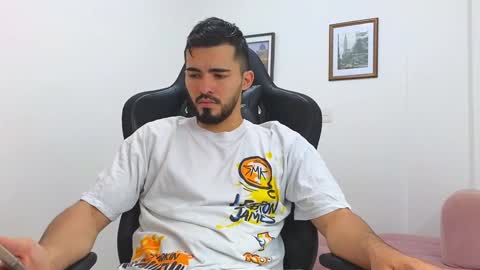 alejandroo_7 online show from February 1, 2025, 8:05 pm