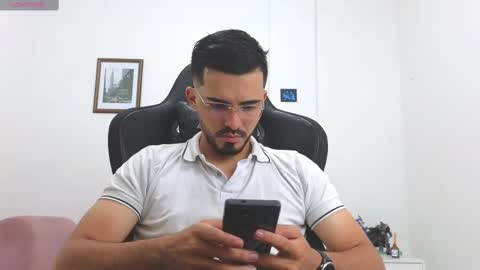 alejandroo_7 online show from November 6, 2025, 8:10 pm