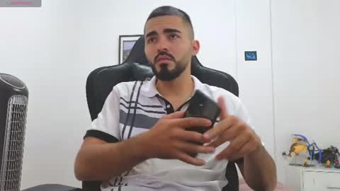 alejandroo_7 online show from June 17, 2026, 8:32 pm