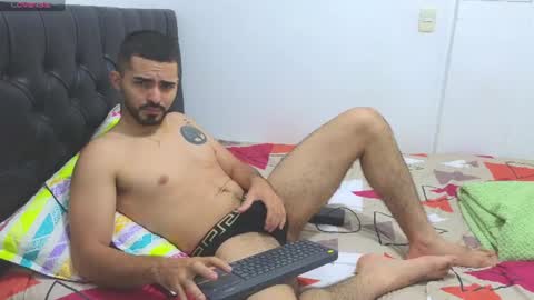 alejandroo_7 online show from July 12, 2026, 11:51 pm