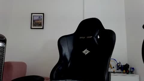alejandroo_7 online show from July 20, 2026, 8:55 pm