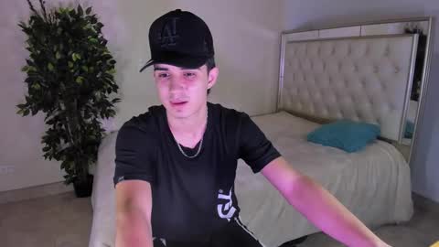 alejo_gray1 online show from November 28, 2025, 3:42 am