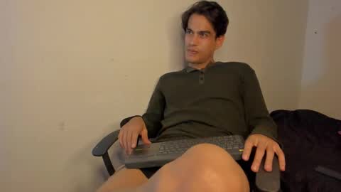 Snapshot of aless204 chatting on December 23, 2025, 2:31 am aless online show from December 23, 2025, 2:31 am