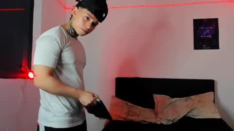 Snapshot of alessandro_wolf chatting on February 13, 2025, 3:07 am Alessandro online show from February 13, 2025, 3:07 am