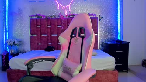 Snapshot of alessiadouce chatting on February 5, 2025, 8:35 pm Alessia online show from February 5, 2025, 8:35 pm