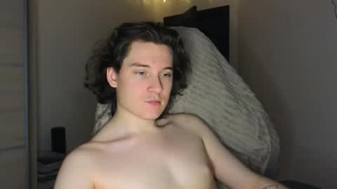 FAVORITE online show from December 3, 2025, 12:18 am