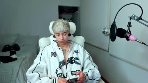 Residente0xxx online show from February 11, 2026, 10:20 am