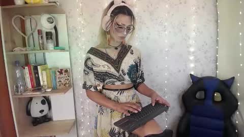 alexaavandercloude online show from March 26, 2026, 7:08 pm