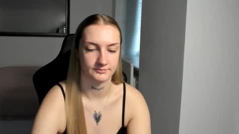 Snapshot of alexafragile chatting on October 9, 2025, 12:25 pm Alexa online show from October 9, 2025, 12:25 pm