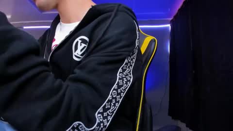 alexgiraldo__ online show from November 17, 2025, 12:33 pm