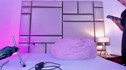 Snapshot of alexpetite_ chatting on May 2, 2026, 4:06 am A L E X online show from May 2, 2026, 4:06 am