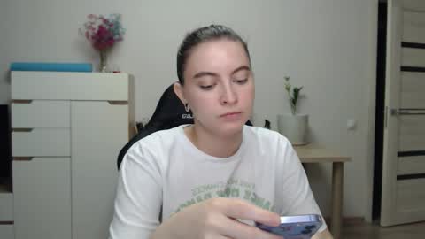 Snapshot of alice_________________________ chatting on November 2, 2025, 8:00 pm Alice online show from November 2, 2025, 8:00 pm