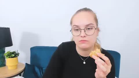 Snapshot of alicesensitive chatting on October 6, 2025, 10:02 am alicesensitive online show from October 6, 2025, 10:02 am