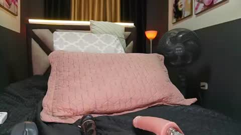 alicetaylor_1 online show from June 22, 2026, 9:23 pm