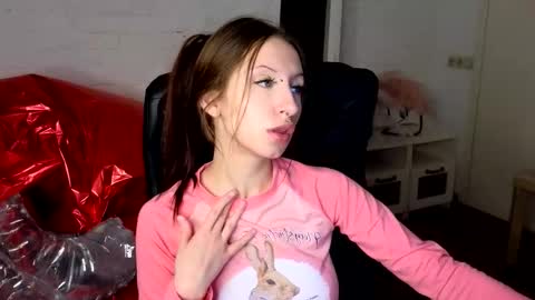 Snapshot of alicewallflower chatting on February 14, 2026, 8:49 pm alicewallflower online show from February 14, 2026, 8:49 pm