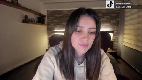 Snapshot of alicewillow chatting on September 10, 2025, 11:38 pm Alice online show from September 10, 2025, 11:38 pm