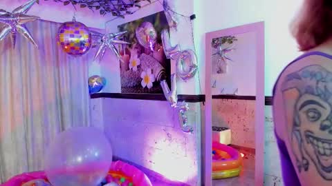  Alicia  online show from December 5, 2025, 12:03 pm